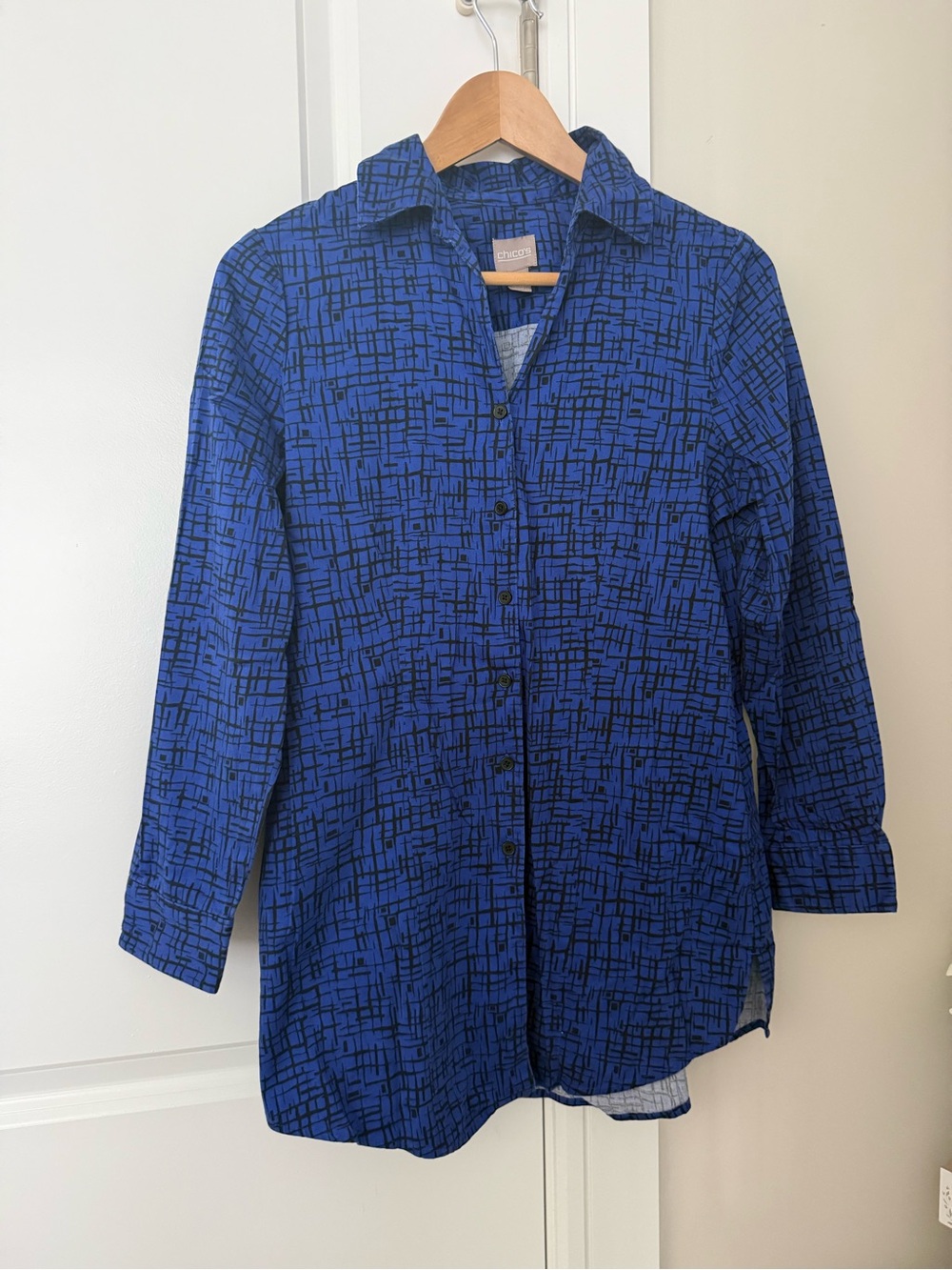 Chico’s Blue Patterned Button-Up Shirt -size 0 equivalent small size 4-6